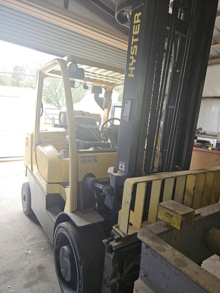 Hyster S135FT 11,500 lb Cushion Tire LPG Forklift, 2021 – 173” Lift Height, Triple Mast, Side Shift, Heavy-Duty Warehouse Fork Truck