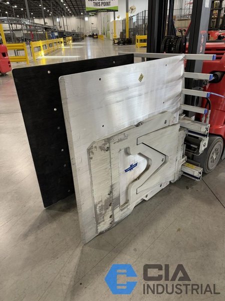 2021 - 2,640 LB. CASCADE MODEL 14J-CCS-2A-5074 HYDRAULIC CARTON CLAMP