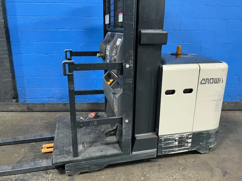 Crown 3000 Lbs Electric Order Picker - Sp3510-30