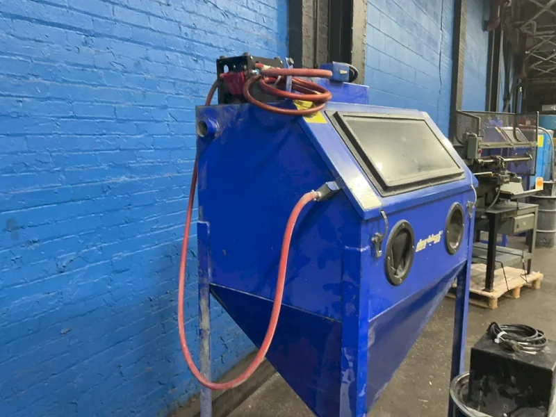 DEE-BLAST 15" X 36" X 11" BLAST CABINET