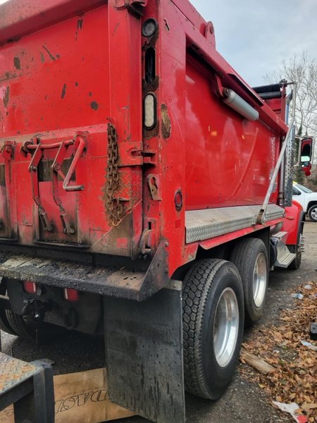 Peterbilt 567 Dump Truck, 2016 – Heavy Duty, Automatic