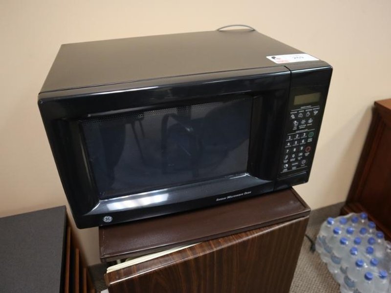 GE Sensor Microwave w Rotating Tray- Auction Item