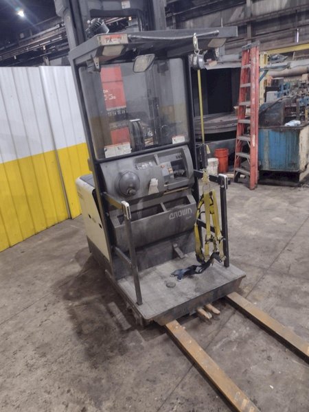 CROWN ORDER PICKER FORKLIFT: YOBRO #25680