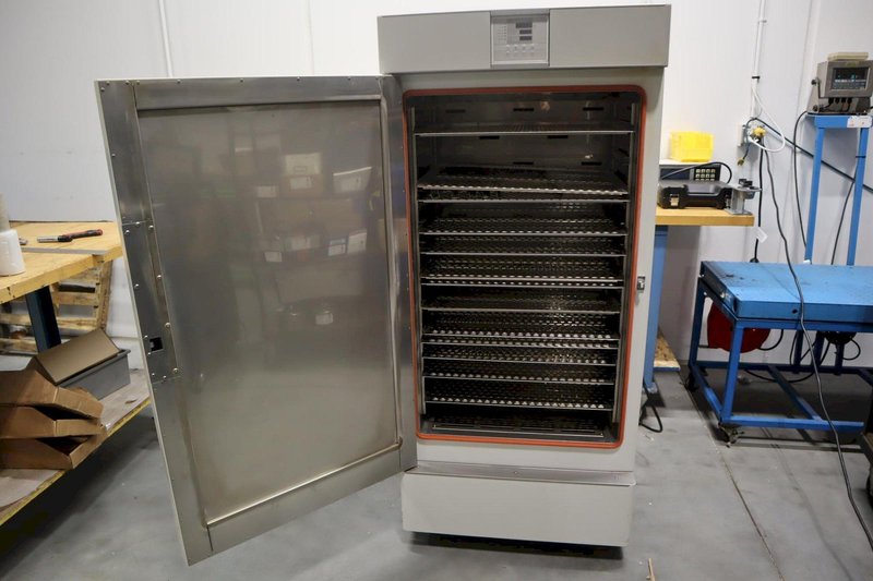 Yamato DKN812C Programmable Forced Convection Oven – 300L, 260°C, 13 Rack Positions- Auction Item