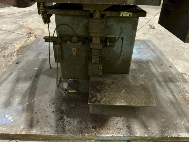 1,100 LB X 14" W GSW PULL OFF DOUBLE END COIL REEL UNCOILER: YOBRO #24860