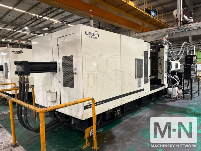 680 TON 101 OZ WOOJIN MODEL SM680 INJECTION MOLDING MACHINE MFG 2014