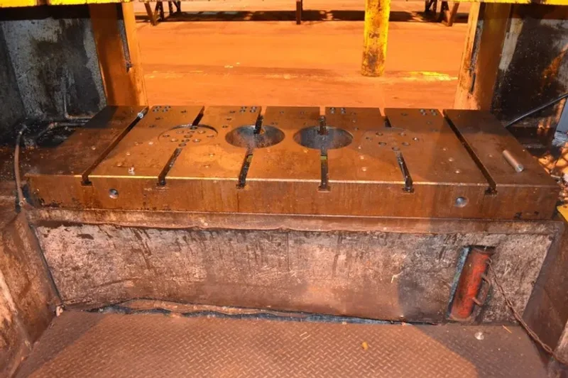 KOMATSU 220 TON ECCENTRIC GEAR 2 PT SS PRESS, STOCK# 13406J