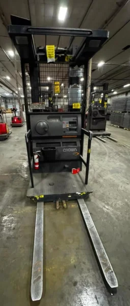 3,000 LB CROWN MODEL #SP 3500 ELECTRIC ORDER PICKER FORKLIFT 2018 : YOBRO #25408