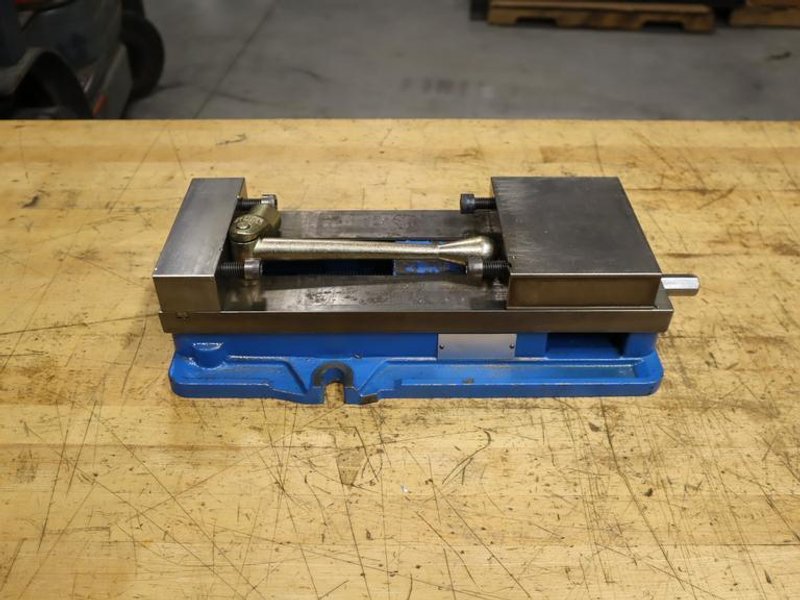 Kurt D688 6" AngLock CNC Milling Vise – w/ Handle- Auction Item