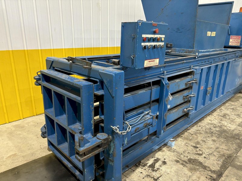 30&quot; X 72&quot; INTERNATIONAL MODEL #1272-HD HORIZONTAL HYDRAULIC CLOSED DOOR BALER: STOCK #21346