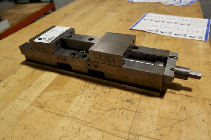 Kurt DL400B 4" Double Lock Machine Vise with Handle ** Missing Center Jaw **- Auction Item