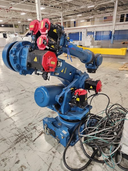 FANUC 2000IC 210F A05B-1333-B205 W/ R-30IB PLUS CONTROLS A05B-2635-B028 USED