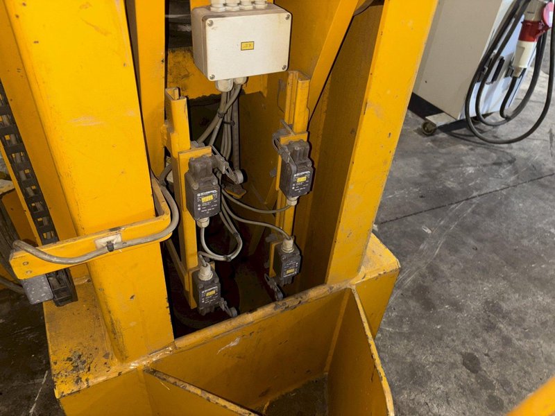 (4) 20 TON (160,000 LBS TOTAL) RAILWAY / NEUERO HEAVY DUTY MOBILE VERTICAL LIFT JACKS: YOBRO #23870