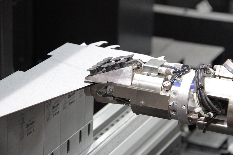 60 Ton x 4′ Amada EG6013 Automated Bend Cell, 2017 – 6 -Axis Robot, 7-Axis Backgauge