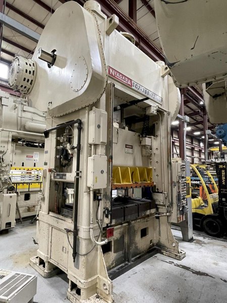 300 ton Niagara SC2-300-72-42P Used Straight Side Double Crank Mechanical Metal Stamping Press For Sale, Year 1980