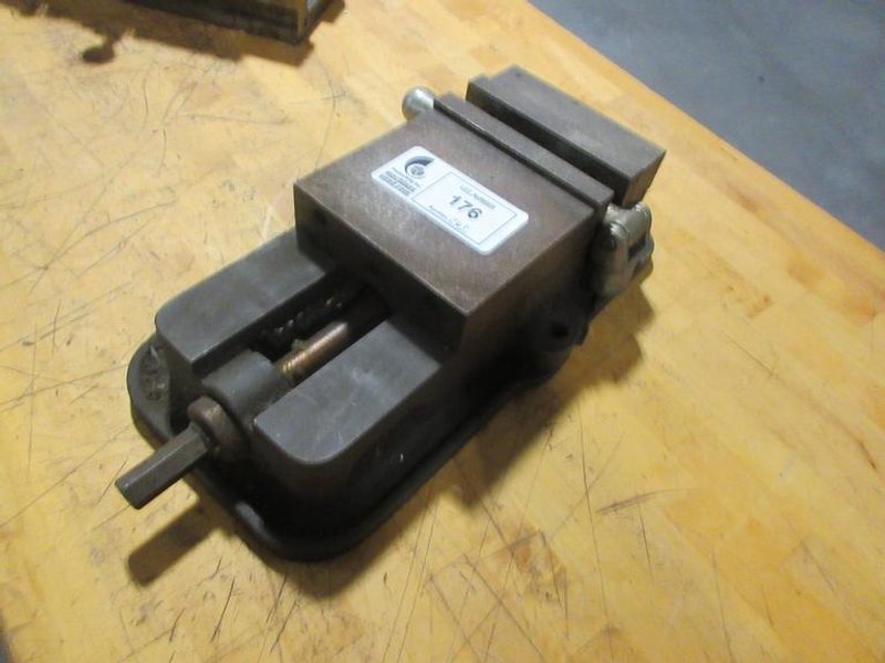 Kurt D-60 6&quot; Machine Vise W/ Jaws &amp; Handle- Auction Item