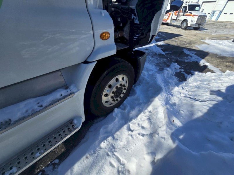2015 Freightliner Cascadia Day Cab Semi Truck w/ APU – Detroit DD15 455HP, Eaton Fuller 10-Speed, Tandem Axle Class 8 Highway Tractor