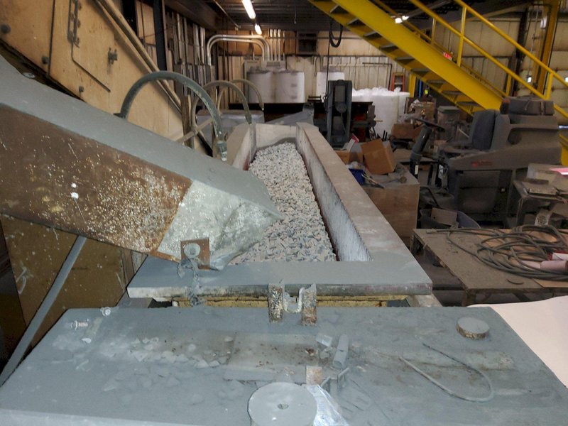 STEELMAN TUBE TYPE VIBRATORY FINISHER MACHINE WITH COLLECTION CONVEYOR: YOBRO #25321