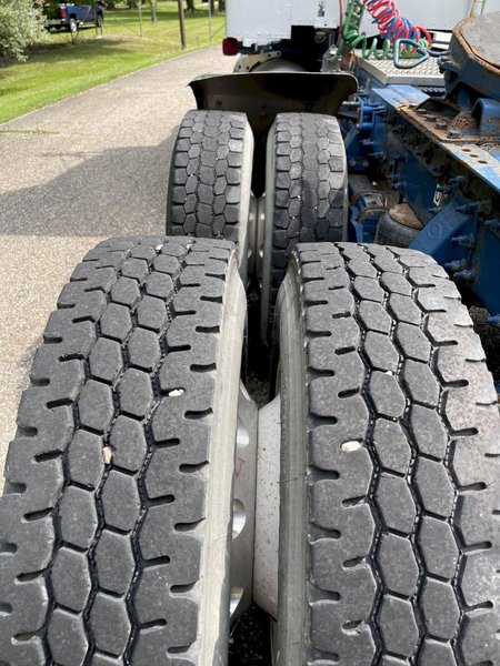 2010 Peterbilt 367 Flat Top w/36” Sleeper