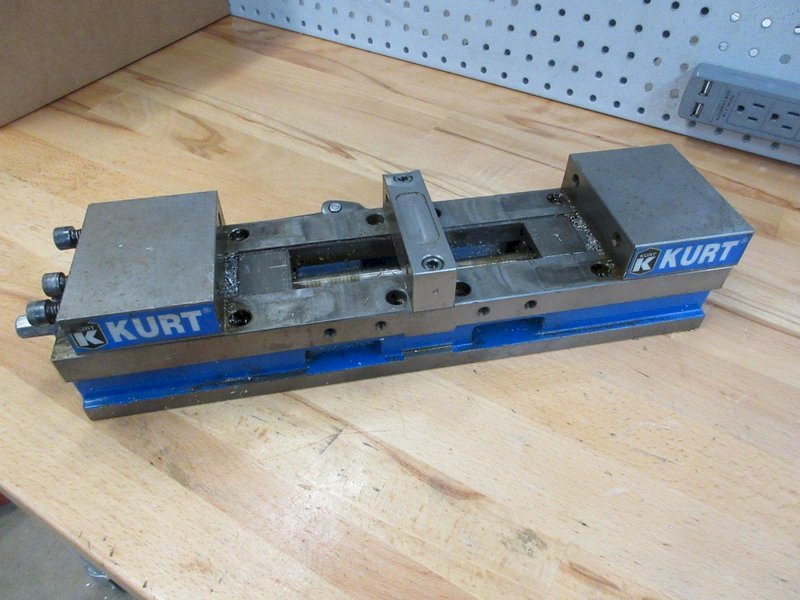 Kurt DL-400 4&quot; Machine Vise with Handle- Auction Item