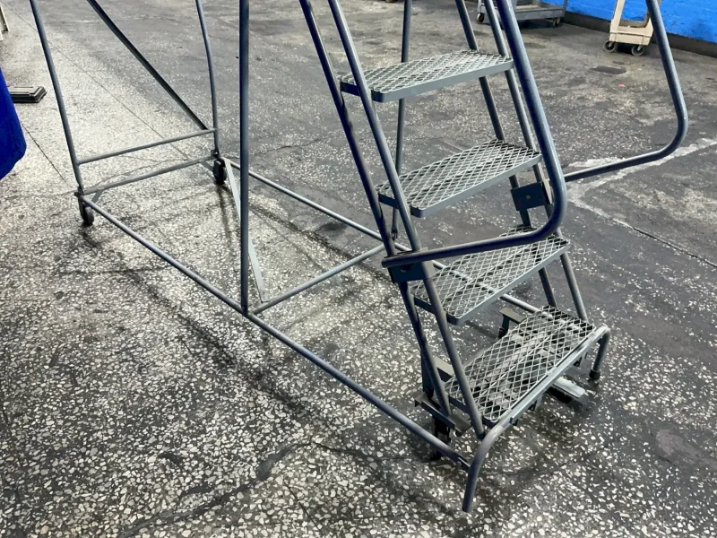 ULINE 450 LBS / 1 PERSON PORTABLE LADDER