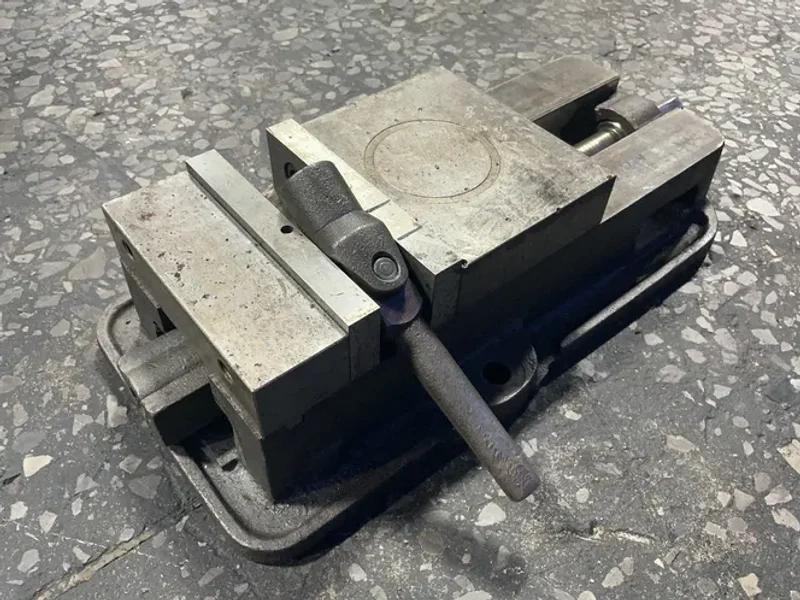 KURT MFG. CO. 6” MACHINE VISE  -  D675-7428