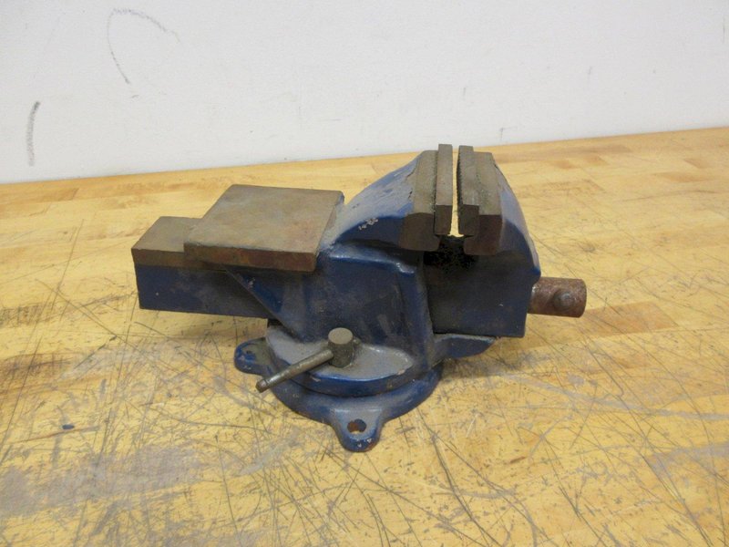 Swordfish China 4" Bench Vise, 4" Max Opening, Swiveling- Auction Item