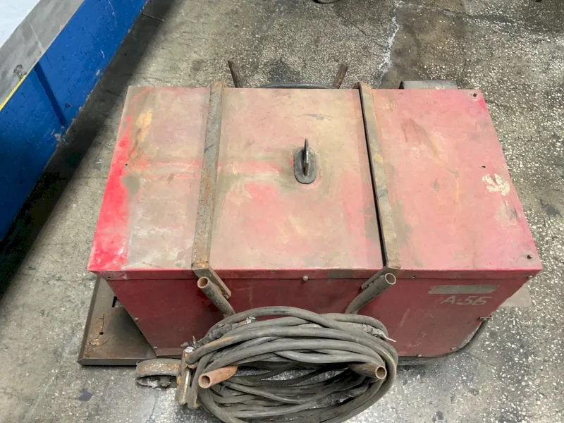 LINCOLN ELECTRIC 600 A WELDER  -  IDEALARC DC-600