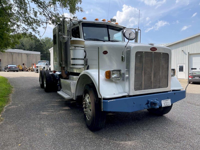 2011 Peterbilt 367 Flat Top 
w/36” Sleeper and an Air Compressor