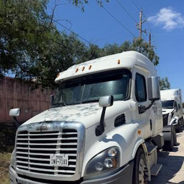 Freightliner Cascadia 125 Sleeper Truck, 2016 – Detroit DD15, Automatic / Manual, Tandem Axle Class 8 Semi Tractor