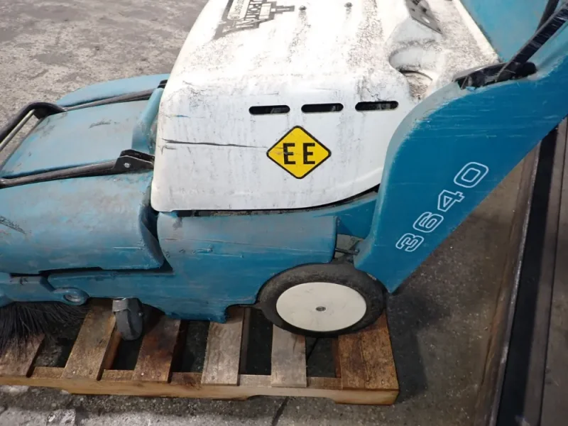 TENNANT 32" FLOOR SWEEPER  -  3640