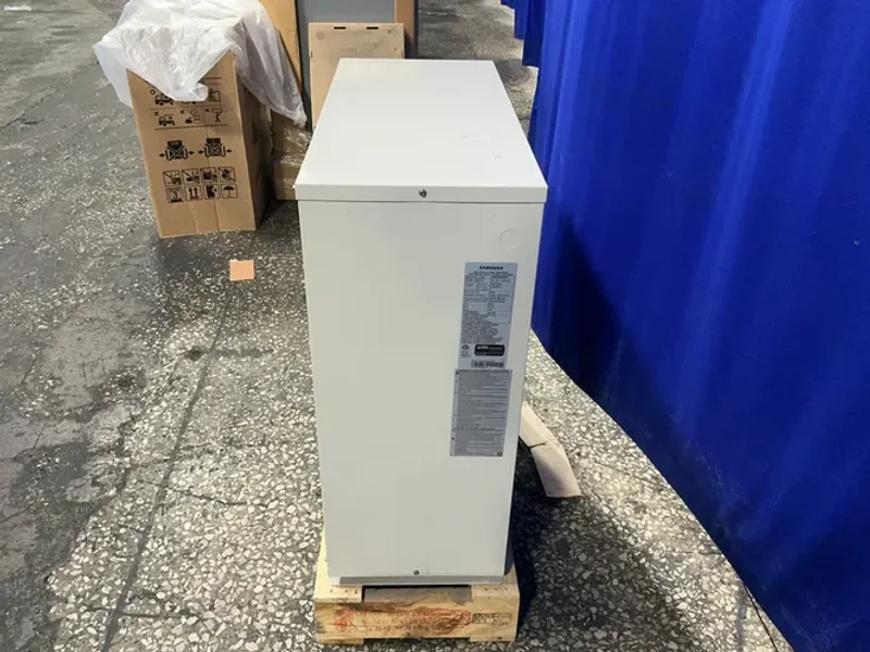 SAMSUNG 54 500/ 61 000 BTU/HR AIR CONDITIONER  -  AM055KXWDCH