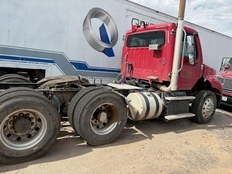 Freightliner Business Class M2 112 Day Cab Truck, 2011 (2)