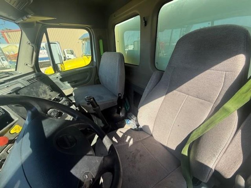 Freightliner Cascadia Day Cab LNG, 2015 – Cummins ISX12 G 400 HP, 10 Speed, Natural Gas Tractor