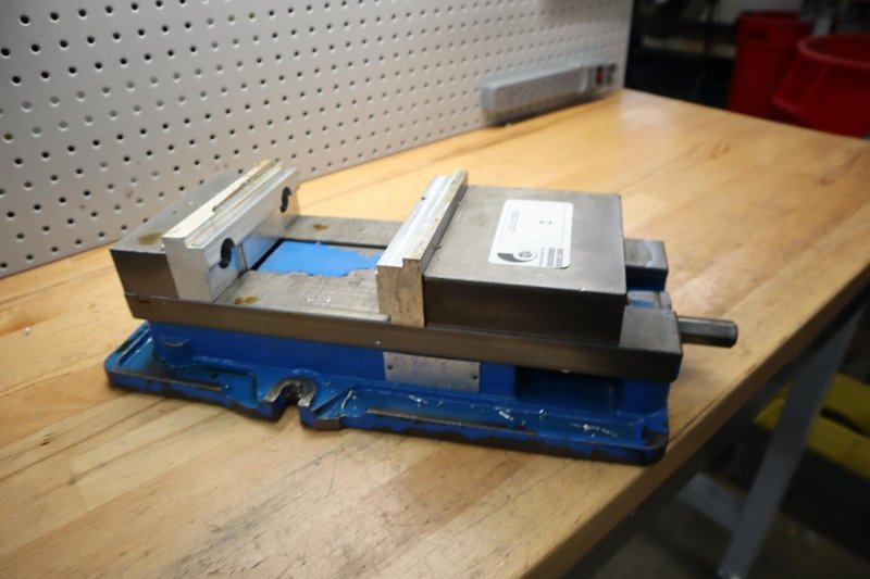 Kurt D-675 6&quot; Machine Vise w Handle and Aluminum Jaws- Auction Item