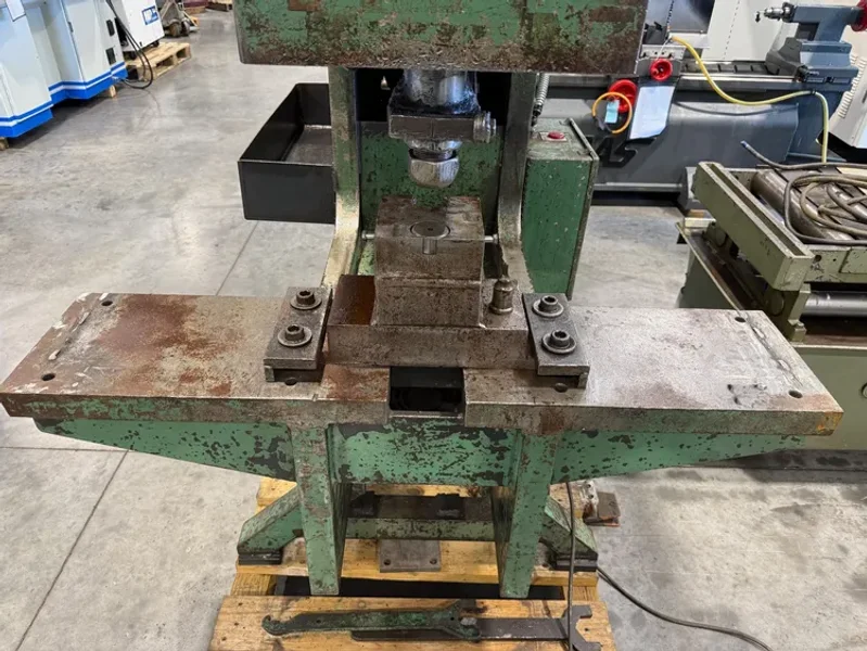 METAL MUNCHER MM61E18  49 Ton Ironworker USA #8135