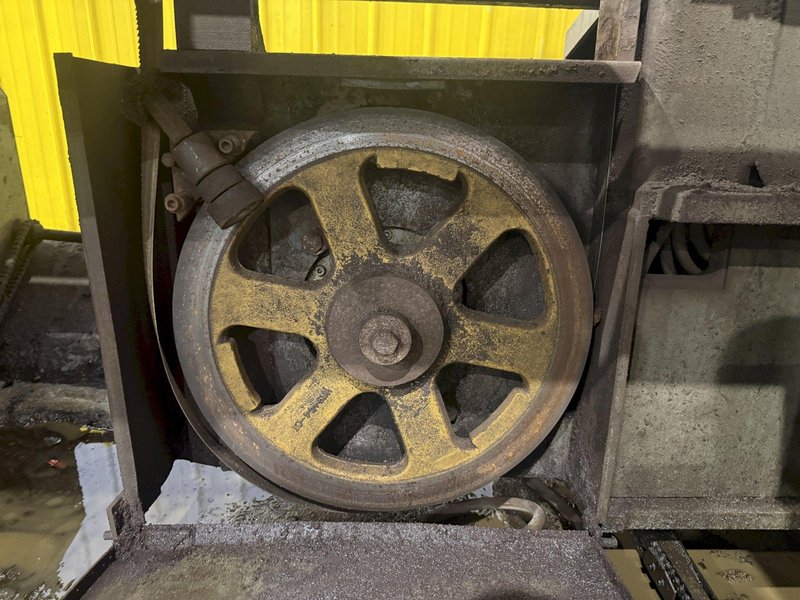 18" X 20" HYD-MECH MODEL V18 SERIES II VERTICAL BAND SAW: STOCK #24965