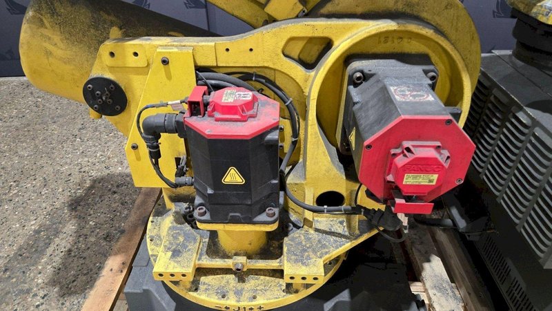 FANUC R-2000IB/210F + R30IB ROBOT ARM AND CONTROL CABINET USED