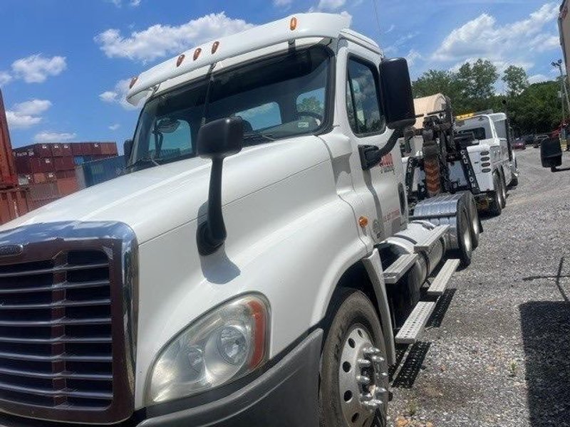 Freightliner Cascadia Day Cab Truck, 2012