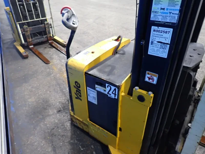 YALE 3000 LBS ELECTRIC STRADDLE LIFT  -  MRW030LEN24TE078