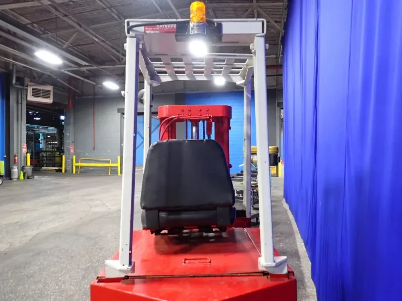 CATERPILLAR 3000 LBS ELECTRIC FORKLIFT  -  MC30