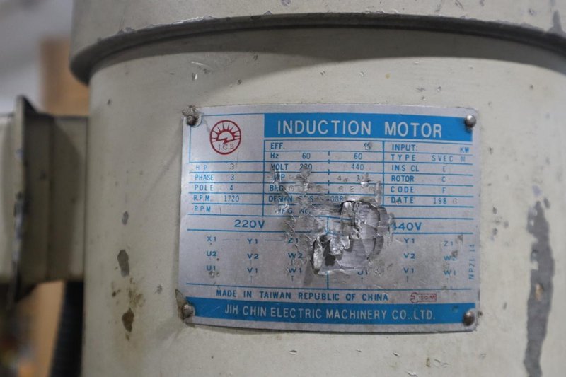Trionics Handyman Vertical Knee Mill, Variable Speed, Accurite 2 Axis DRO, Power Table Feed- Auction Item