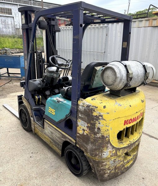4500 Lb. Komatsu Lift Truck FG25ST-12 Triple Stage, SS, LP Gas, Low Price