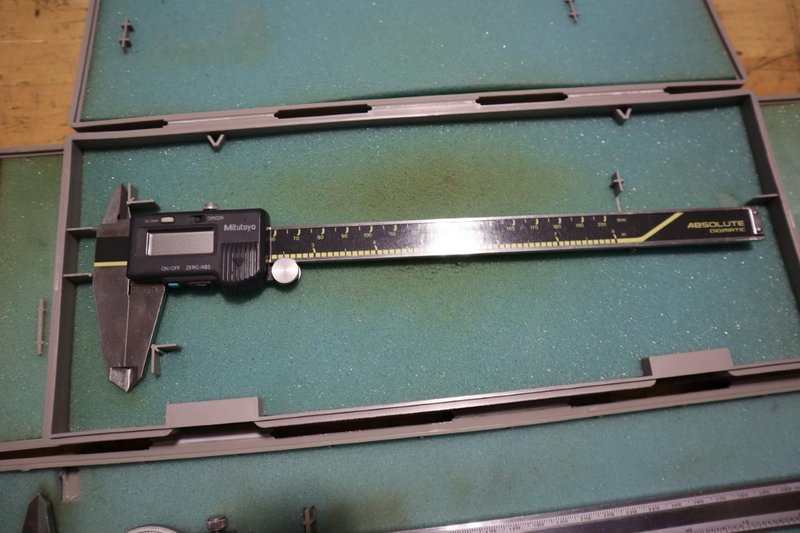 Mitutoyo Verneer Calipers: (4) 12" Dial Type, (2) 8" Digimatic, (1) 12" Absolute Digimatic- Auction Item