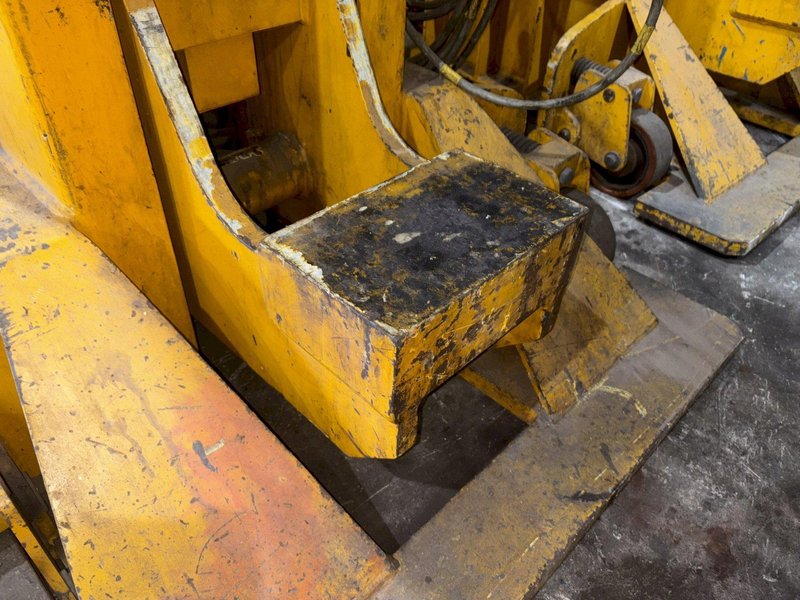 (4) 20 TON (160,000 LBS TOTAL) RAILWAY / NEUERO HEAVY DUTY MOBILE VERTICAL LIFT JACKS: YOBRO #23870