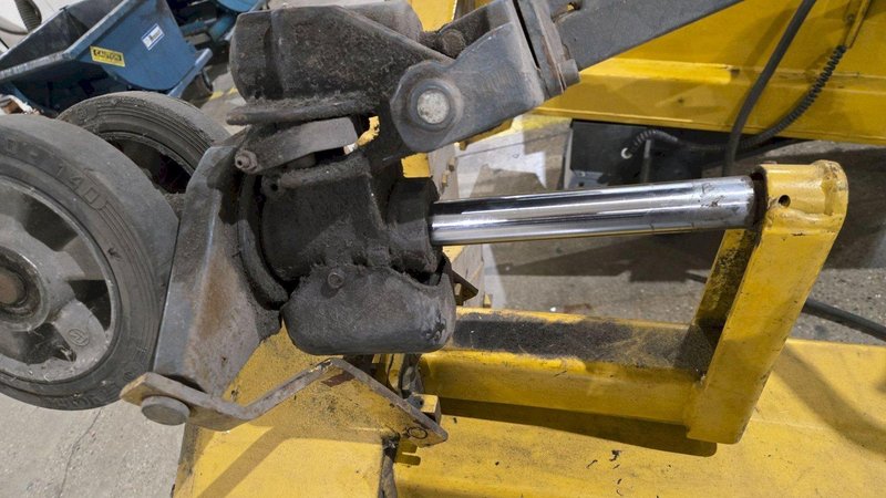 SEFAC M120BF2000 15 TON VEHICLE LIFT USED