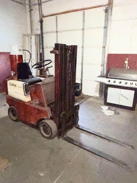 2,500 LB CLARK C25B PROPANE FORKLIFT. STOCK # 0115726
