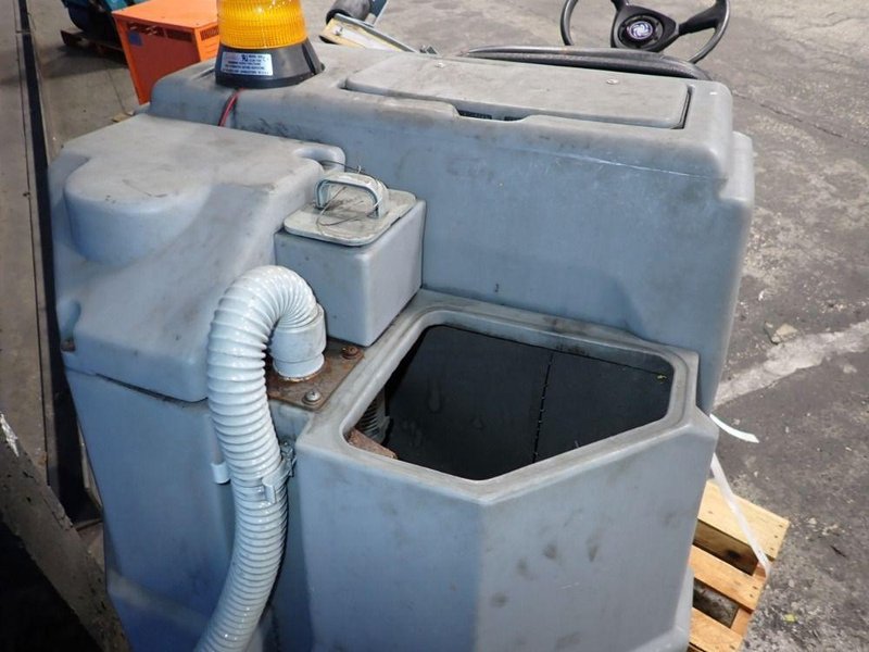 ADVANCE 40" FLOOR SCRUBBER  -  3200C