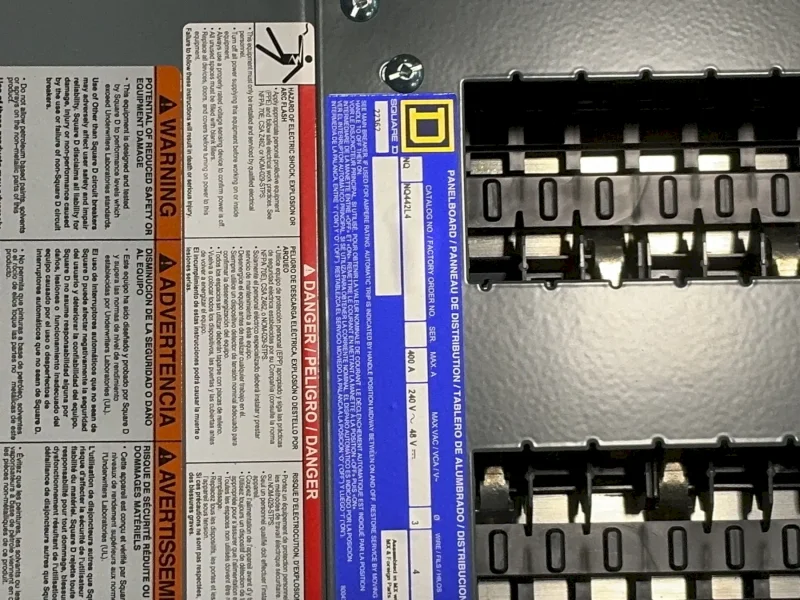 SQUARE D ELECTRIC 400 AMPS PANELBOARD   -  NQ442L4
