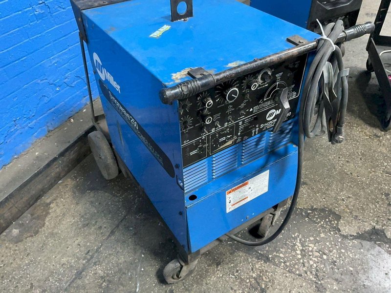MILLER 250 A WELDER   -  SYNCROWAVE 250